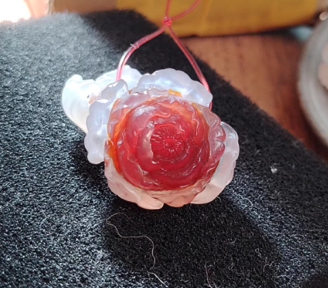 精美的糖心玛瑙玫瑰花挂件